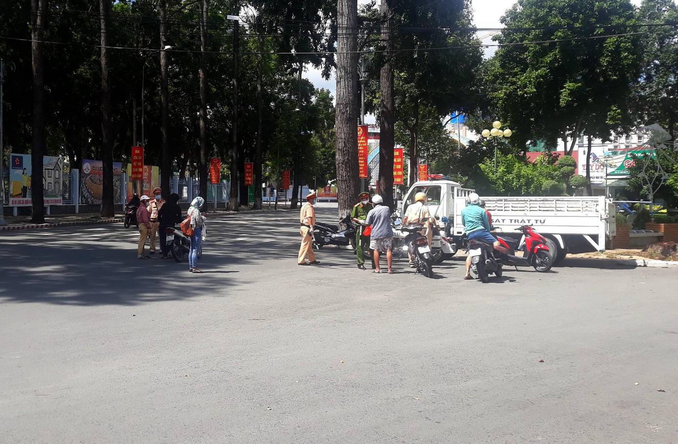 Công an Cần Thơ kiểm tra, nhắc nhở và lập biên bản xử phạt các trường hợp vi phạm.