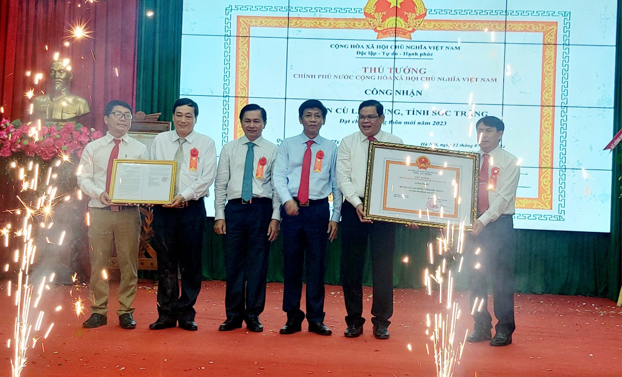 Bí thư Tỉnh ủy Sóc Trăng Lâm Văn Mẫn và Chủ tịch UBND tỉnh Sóc Trăng Trần Văn Lâu trao Bằng công nhận cho lãnh đạo huyện Cù Lao Dung.