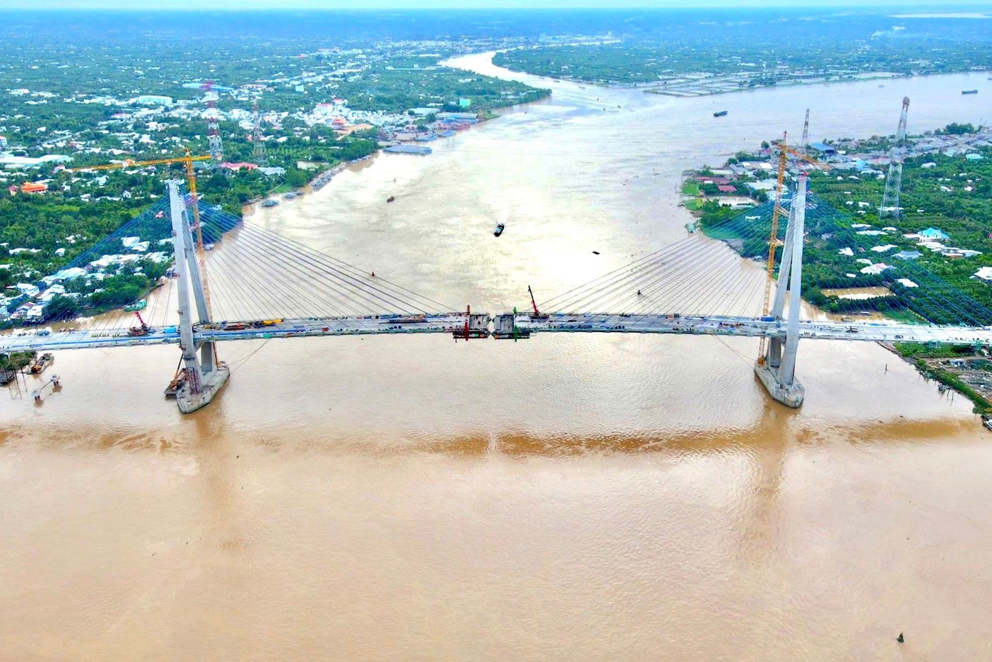 Dự án đầu tư xây dựng cầu Mỹ Thuận 2 và đường dẫn hai đầu cầu bắc qua sông Tiền (nối tỉnh Tiền Giang với Vĩnh Long) có tổng mức đầu tư hơn 5.000 tỷ đồng. Dự án được khởi công ngày 16/3/2020.