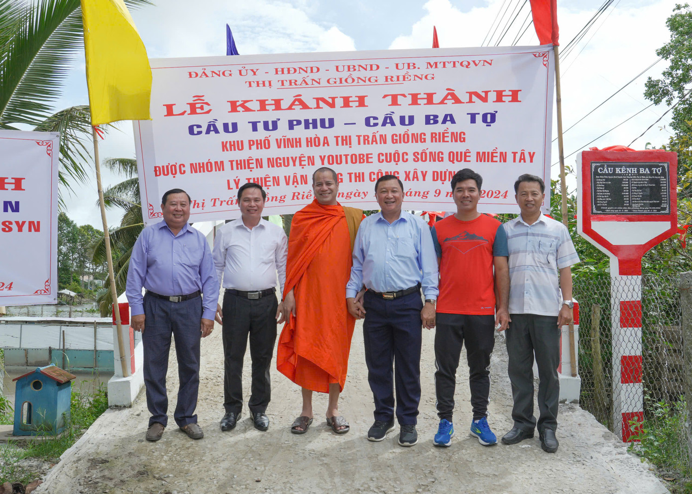 Anh Lý Thiện (thứ 2 từ phải sang) trong lễ khánh thành cầu tại thị trấn Giồng Riềng, Kiên Giang. Anh Lý Thiện (thứ 2 từ phải sang) trong lễ khánh thành cầu tại thị trấn Giồng Riềng, Kiên Giang.