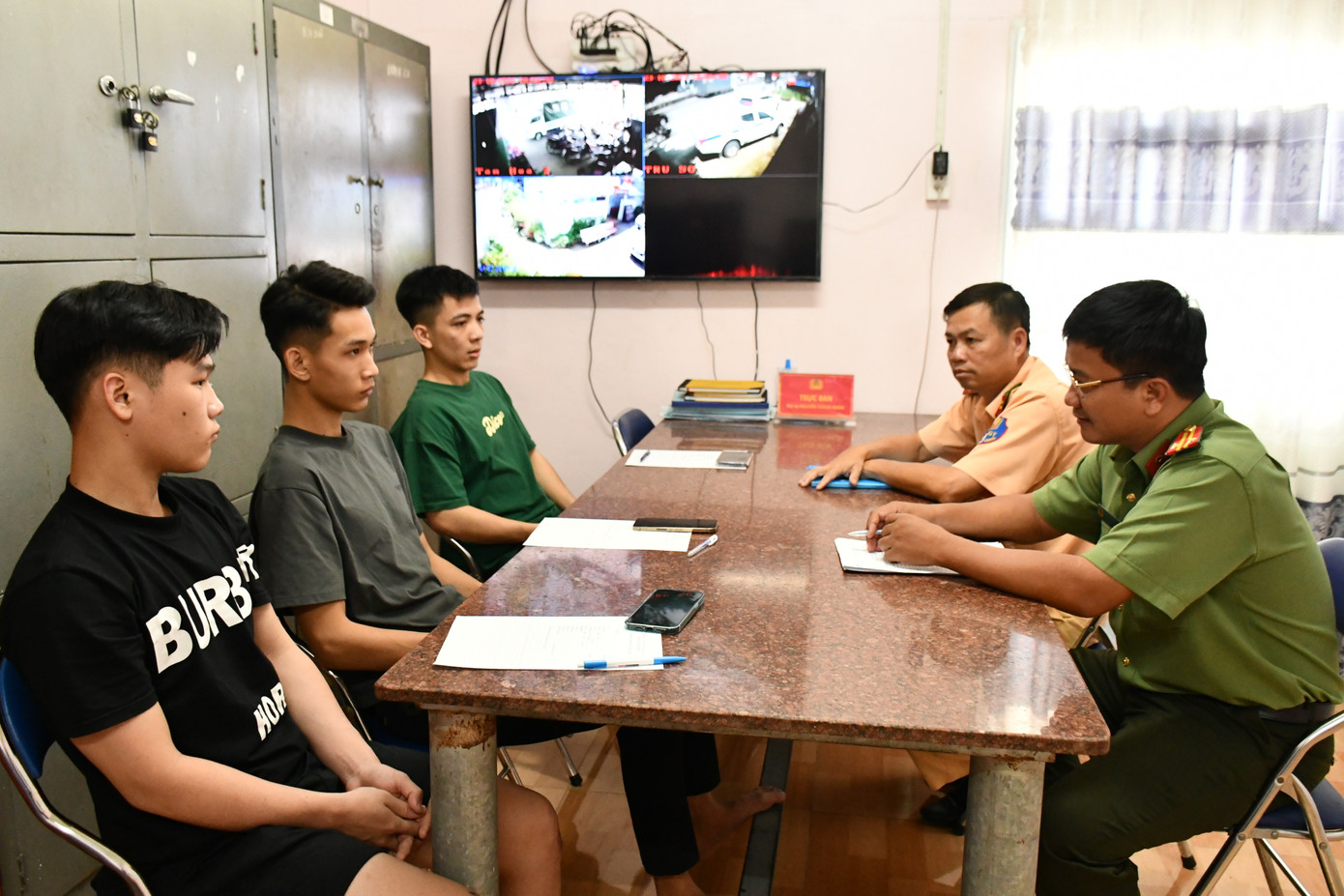 Cơ quan chức năng làm việc với 3 đối tượng có liên quan. Ảnh: Trọng Tín.