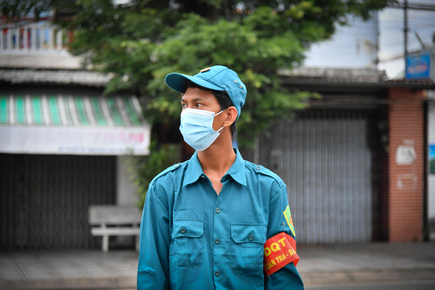 Do lực lượng phải tăng cường đảm nhiệm nhiều chốt nên thời gian làm nhiệm vụ của những cán bộ, chiến sĩ thường kéo dài từ 8 đến 10 giờ mỗi ngày.