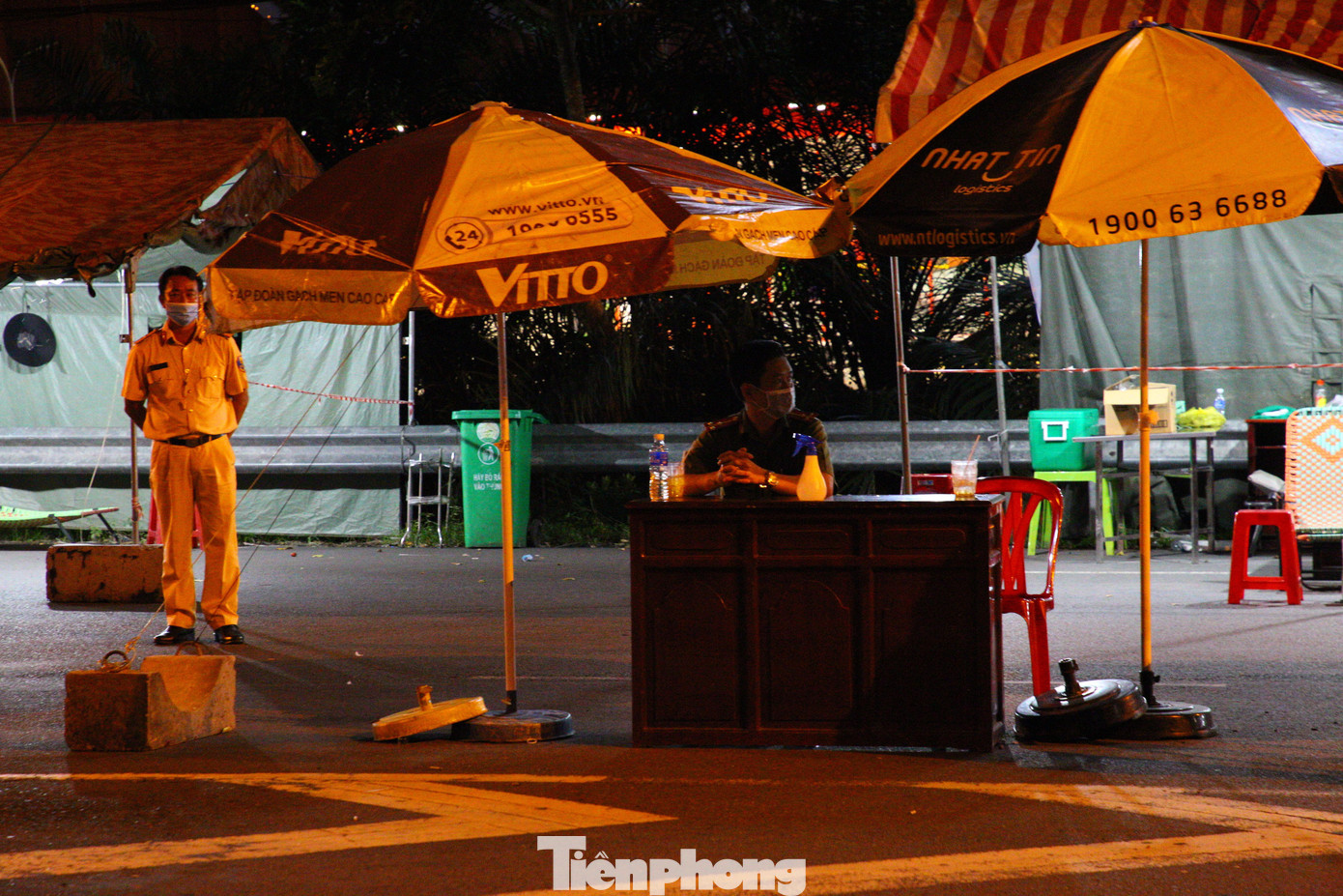 Tại chốt trên đường dẫn cầu Cần Thơ, gần siêu thị GO, lực lượng chức năng túc trực 24/24 kiểm soát phương tiện lưu thông vào trung tâm thành phố.