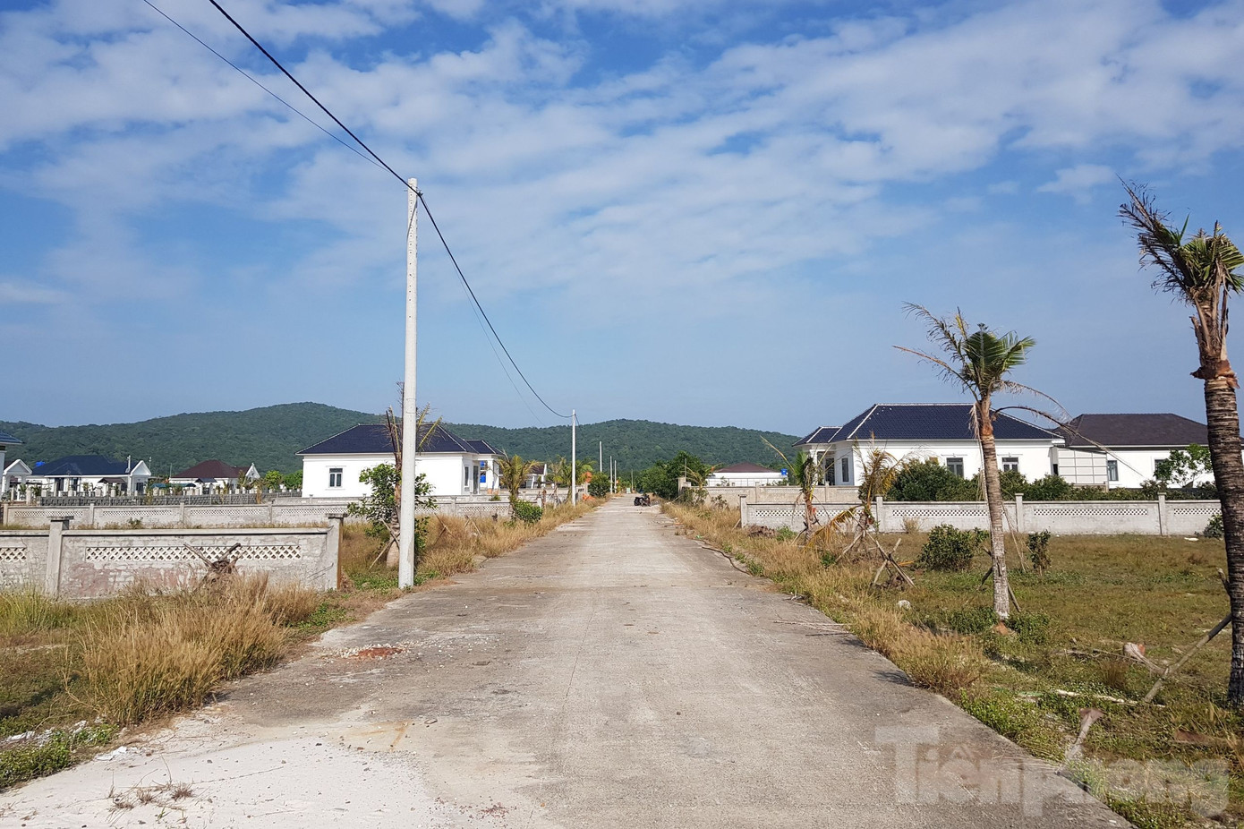 Việc xây dựng hàng chục căn nhà trên một khu đất rộng như vậy diễn ra suốt thời gian dài nhưng chính quyền địa phương không kịp thời phát hiện xử lý cho đến khi các căn nhà và hệ thống hạ tầng gần như đã thi công hoàn thiện. Việc xây dựng hàng chục căn nhà trên một khu đất rộng như vậy diễn ra suốt thời gian dài nhưng chính quyền địa phương không kịp thời phát hiện xử lý cho đến khi các căn nhà và hệ thống hạ tầng gần như đã thi công hoàn thiện.