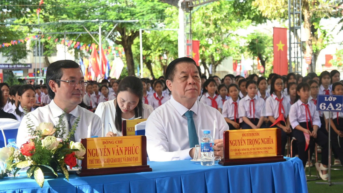 Trưởng Ban Tuyên giáo Trung ương - Nguyễn Trọng Nghĩa dự khai giảng tại Trường THCS Trừ Văn Thố (thị xã Cai Lậy, tỉnh Tiền Giang).