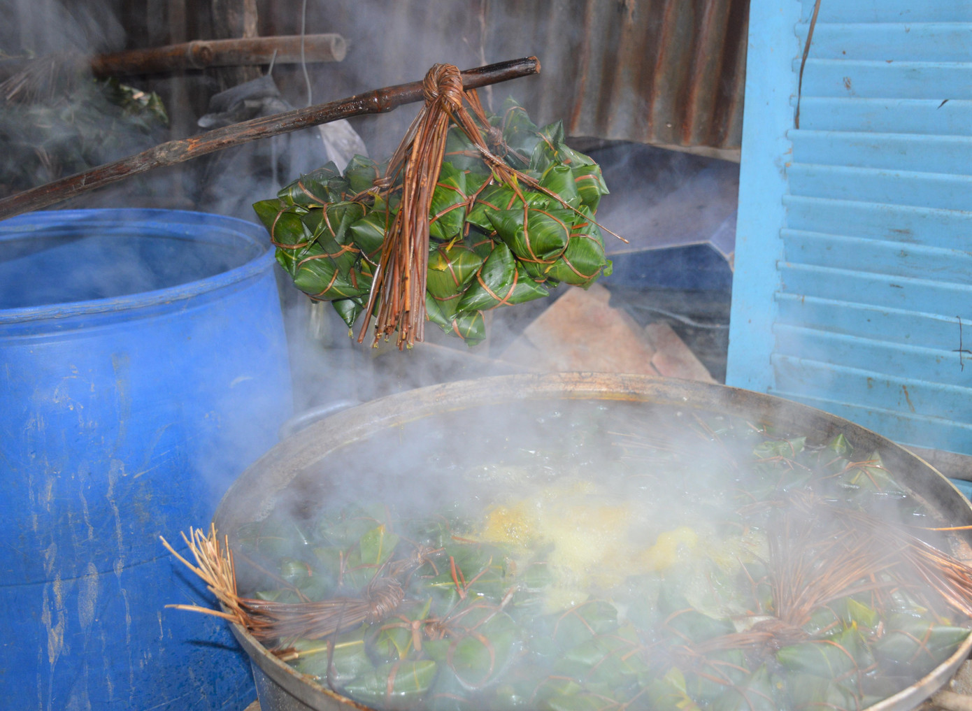 Mỗi chục bánh ú lá tre được bán với giá 35.000 đồng. Mỗi chục bánh ú lá tre được bán với giá 35.000 đồng.