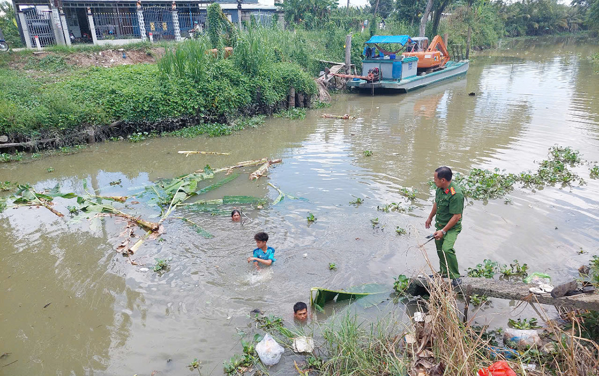 Cơ quan công an tìm tang vật liên quan đến vụ án