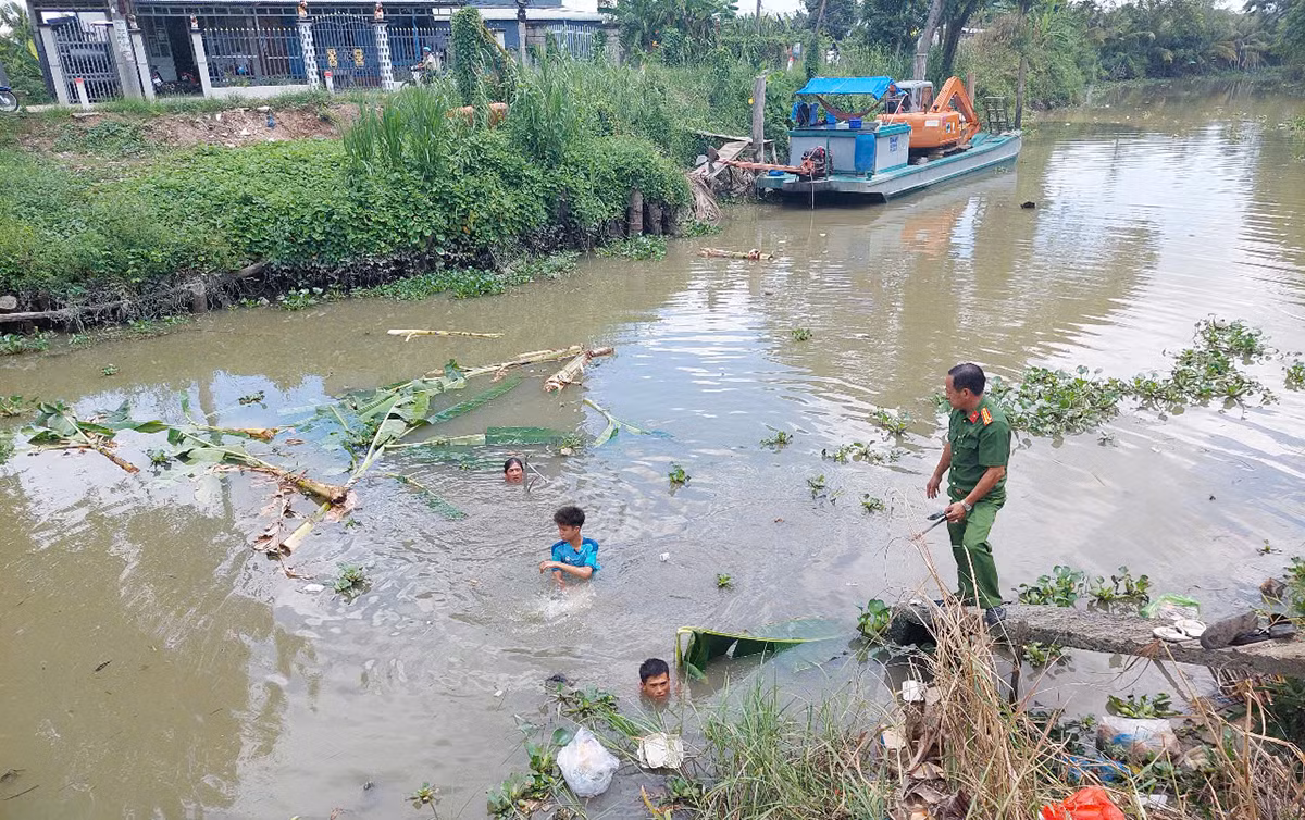 Cơ quan công an tìm tang vật liên quan đến vụ án