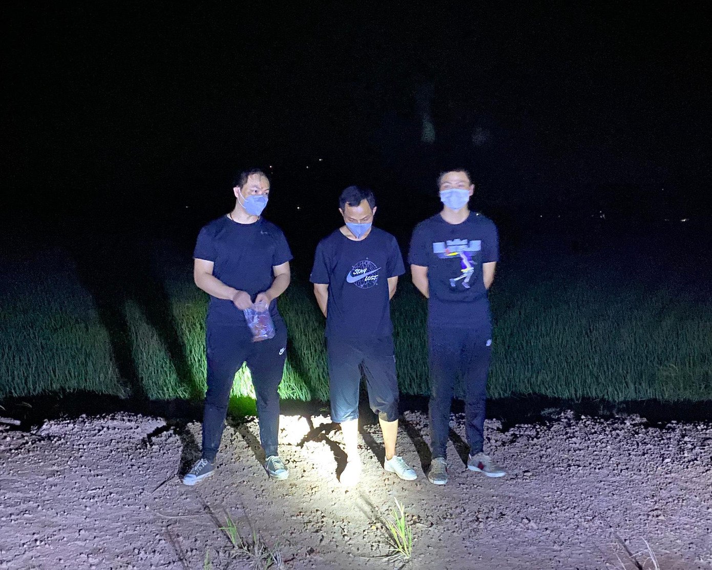 3 người Trung Quốc chuẩn bị xuất cảnh sang Campuchia. 3 người Trung Quốc chuẩn bị xuất cảnh sang Campuchia.