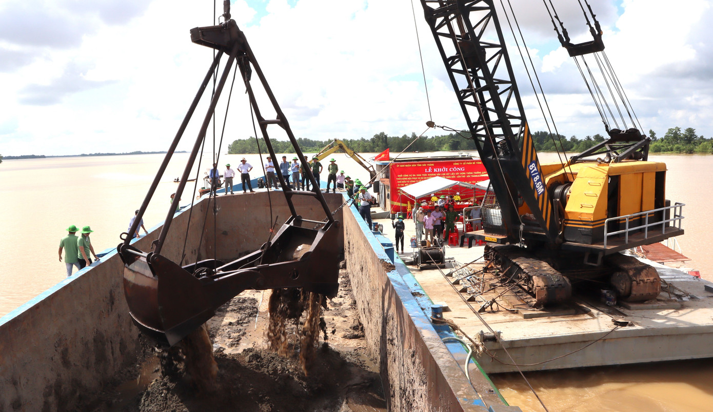 Khai thác mỏ cát mới phục vụ thi công cao tốc Châu Đốc - Cần Thơ - Sóc Trăng giai đoạn 1. Khai thác mỏ cát mới phục vụ thi công cao tốc Châu Đốc - Cần Thơ - Sóc Trăng giai đoạn 1.