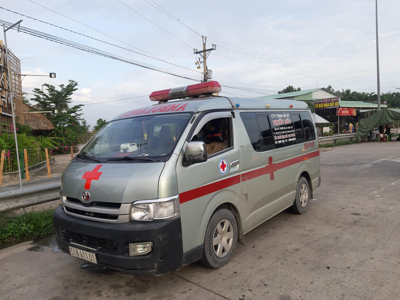Xe cứu thương chở người để "né" chốt kiểm dịch.
