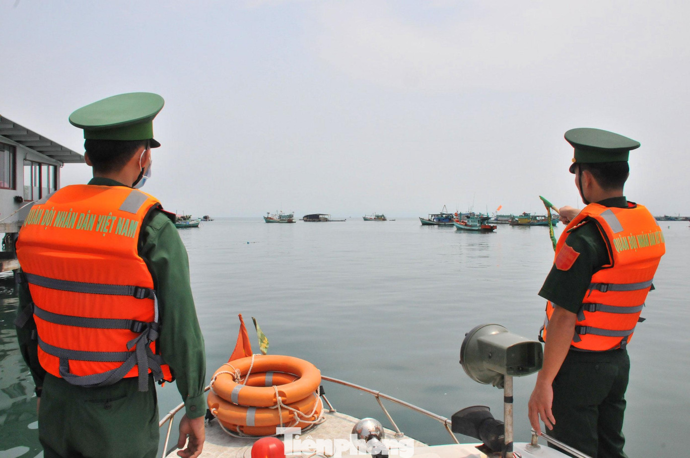 Đồn Biên phòng đồn Gành Dầu (Phú Quốc, Kiên Giang) kết hợp với công an tuần tra, tuyên truyền cho người dân về công tác chống dịch.