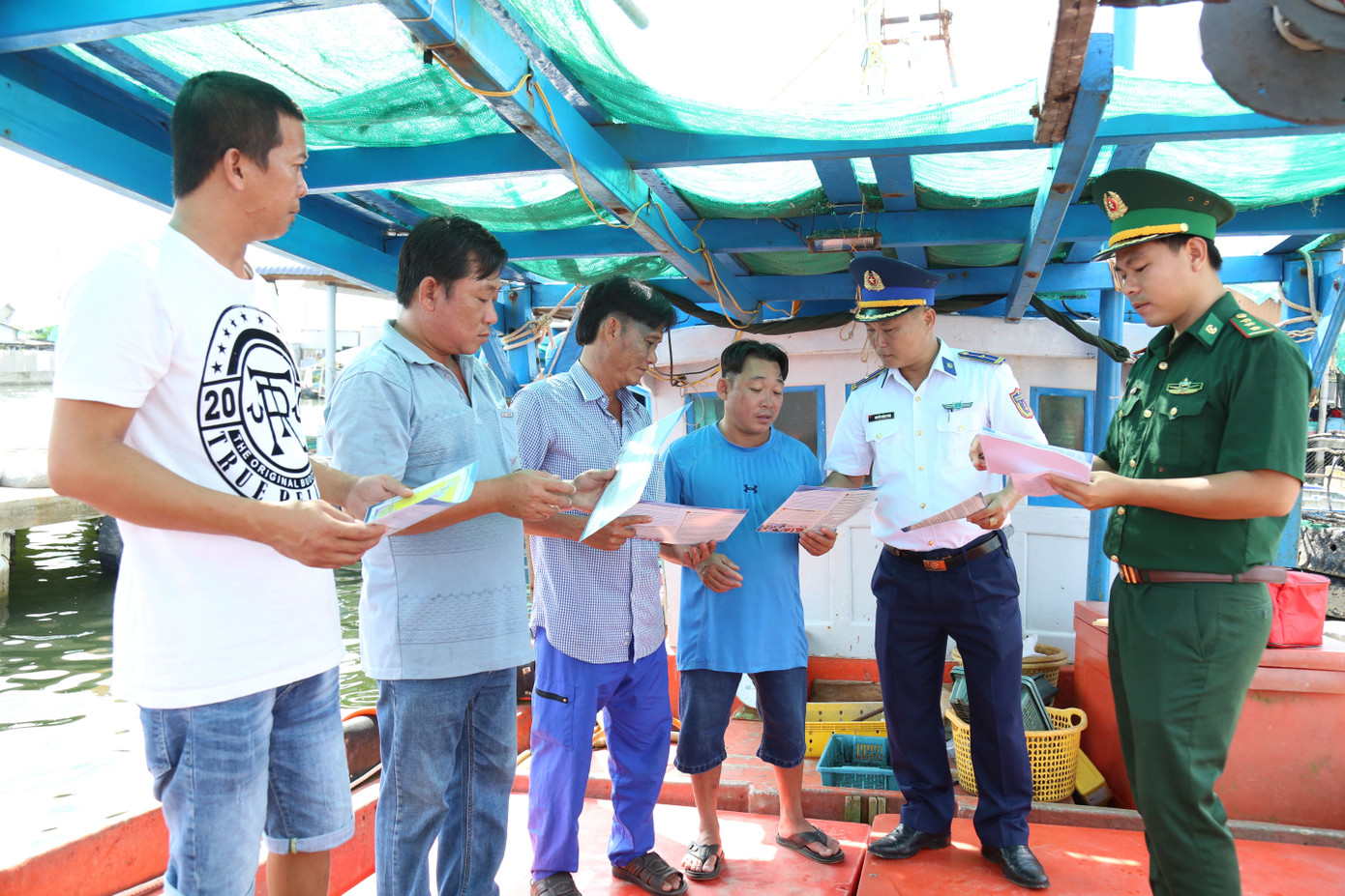 Vùng Cảnh sát biển 4 phối hợp với Biên phòng Kiên Giang tuyên truyền, phổ biến pháp luật cho ngư dân trên địa bàn. Ảnh: Đình Ngà. Vùng Cảnh sát biển 4 phối hợp với Biên phòng Kiên Giang tuyên truyền, phổ biến pháp luật cho ngư dân trên địa bàn. Ảnh: Đình Ngà.