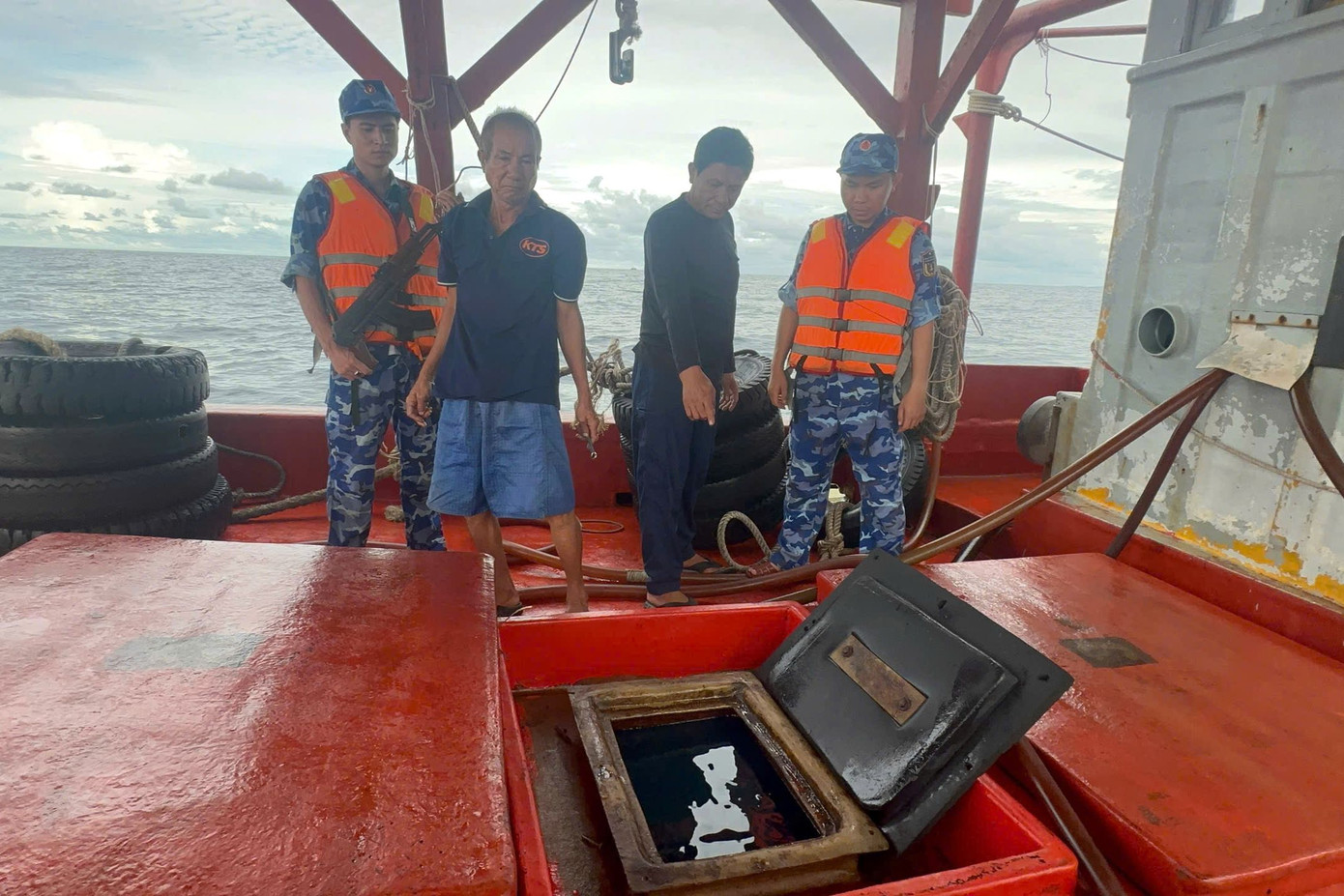 Lực lượng Vùng Cảnh sát biển 4 kiểm tra hàng hóa vi phạm trên tàu KG 93003 TS. Lực lượng Vùng Cảnh sát biển 4 kiểm tra hàng hóa vi phạm trên tàu KG 93003 TS.