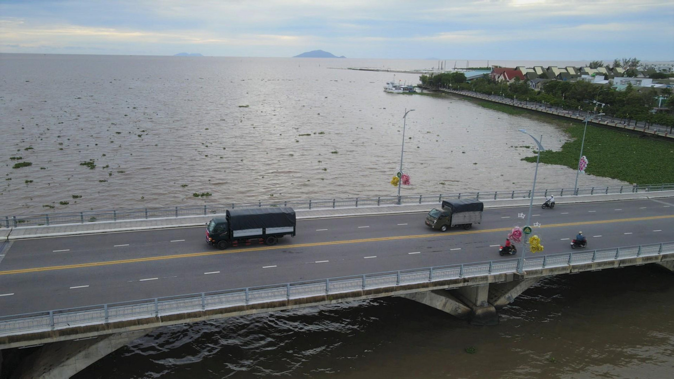 Tính đến nay, Bộ CHQS tỉnh Kiên Giang vận chuyển 4 chuyến hàng với gần 30 tấn lương thực, thực phẩm thiết yếu gồm: gạo, rau, củ, quả, nước mắm, cá khô và các nhu yếu phẩm các loại hỗ trợ cho người dân TPHCM. Ảnh: Phương Vũ.