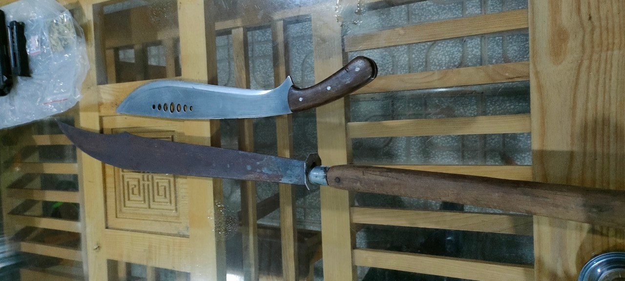 Súng cùng dao tự chế công an thu giữ. Ảnh: Tiến Vinh.