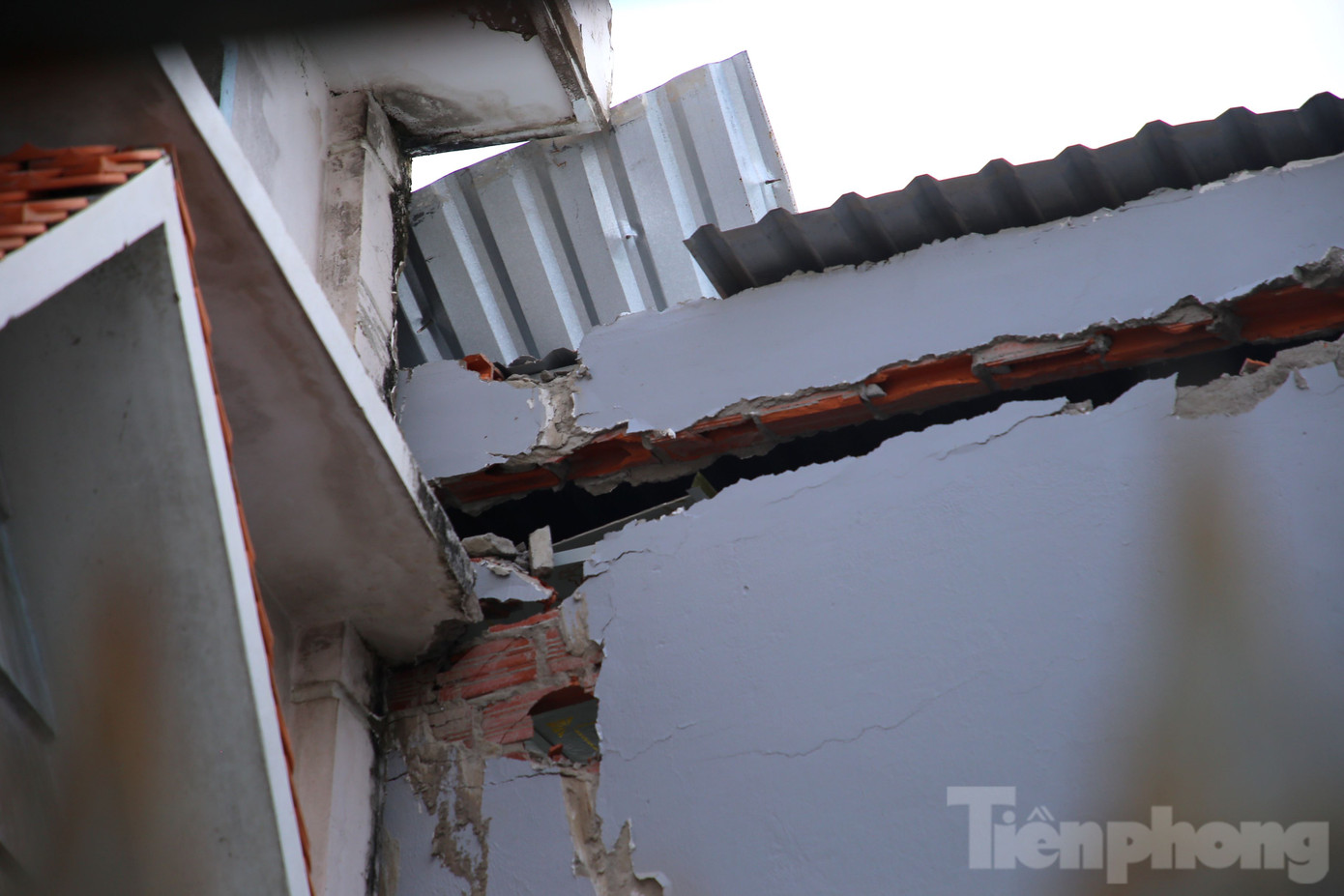 Tường nhà dân bị nứt. Ảnh: Nhật Huy. Tường nhà dân bị nứt. Ảnh: Nhật Huy.