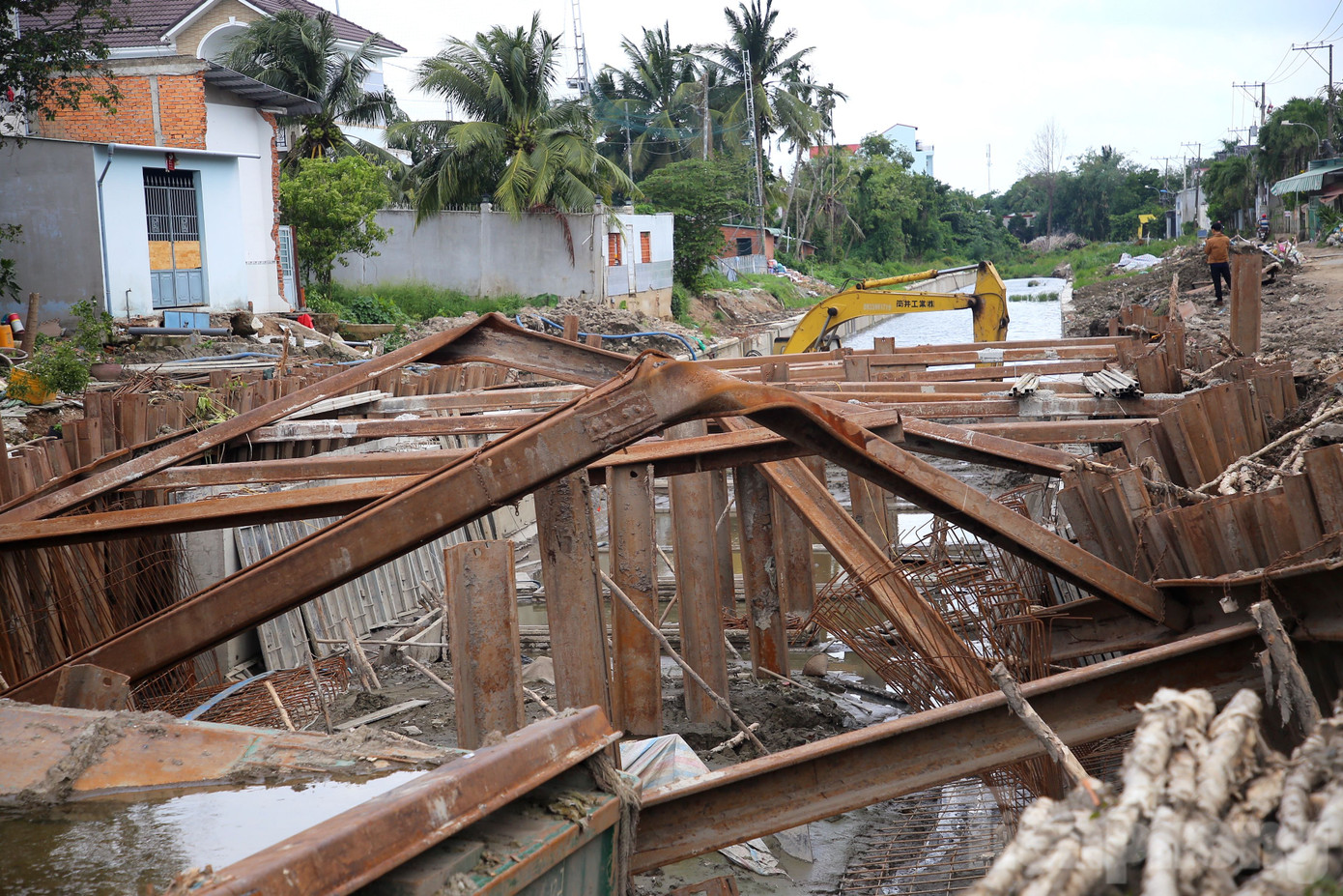 Thép cừ Larsen bị áp lực đất bẻ cong. Ảnh: Nhật Huy. Thép cừ Larsen bị áp lực đất bẻ cong. Ảnh: Nhật Huy.