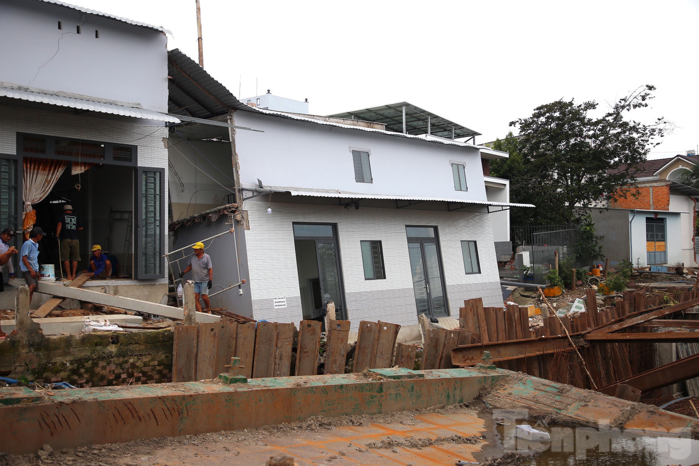 Dãy nhà 5 phòng, có 2 phòng bị sụt nghiêm trọng. Ảnh: Nhật Huy. Dãy nhà 5 phòng, có 2 phòng bị sụt nghiêm trọng. Ảnh: Nhật Huy.