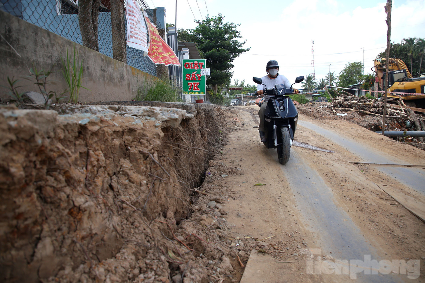Sụt lún phía bờ phường Long Hoà, quận Bình Thuỷ sâu khoảng 1m, dài hơn 7m. Ảnh: Nhật Huy. Sụt lún phía bờ phường Long Hoà, quận Bình Thuỷ sâu khoảng 1m, dài hơn 7m. Ảnh: Nhật Huy.