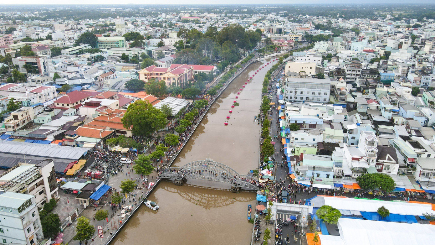 Theo lãnh đạo Sở Văn hóa và Thể thao tỉnh Kiên Giang, Lễ hội Đình thần Nguyễn Trung Trực là lễ hội văn hóa truyền thống lớn nhất của tỉnh Kiên Giang, hằng năm thu hút trên 1 triệu lượt du khách. Qua đó hướng đến việc thu hút đầu tư, bảo vệ và phát huy các giá trị văn hóa phi vật thể gắn phát triển thương hiệu và tăng cường quảng bá hình ảnh, đất nước, con người TP. Rạch Giá nói riêng, tỉnh Kiên Giang nói chung đến du khách trong và ngoài nước. Ảnh: Phương Vũ.