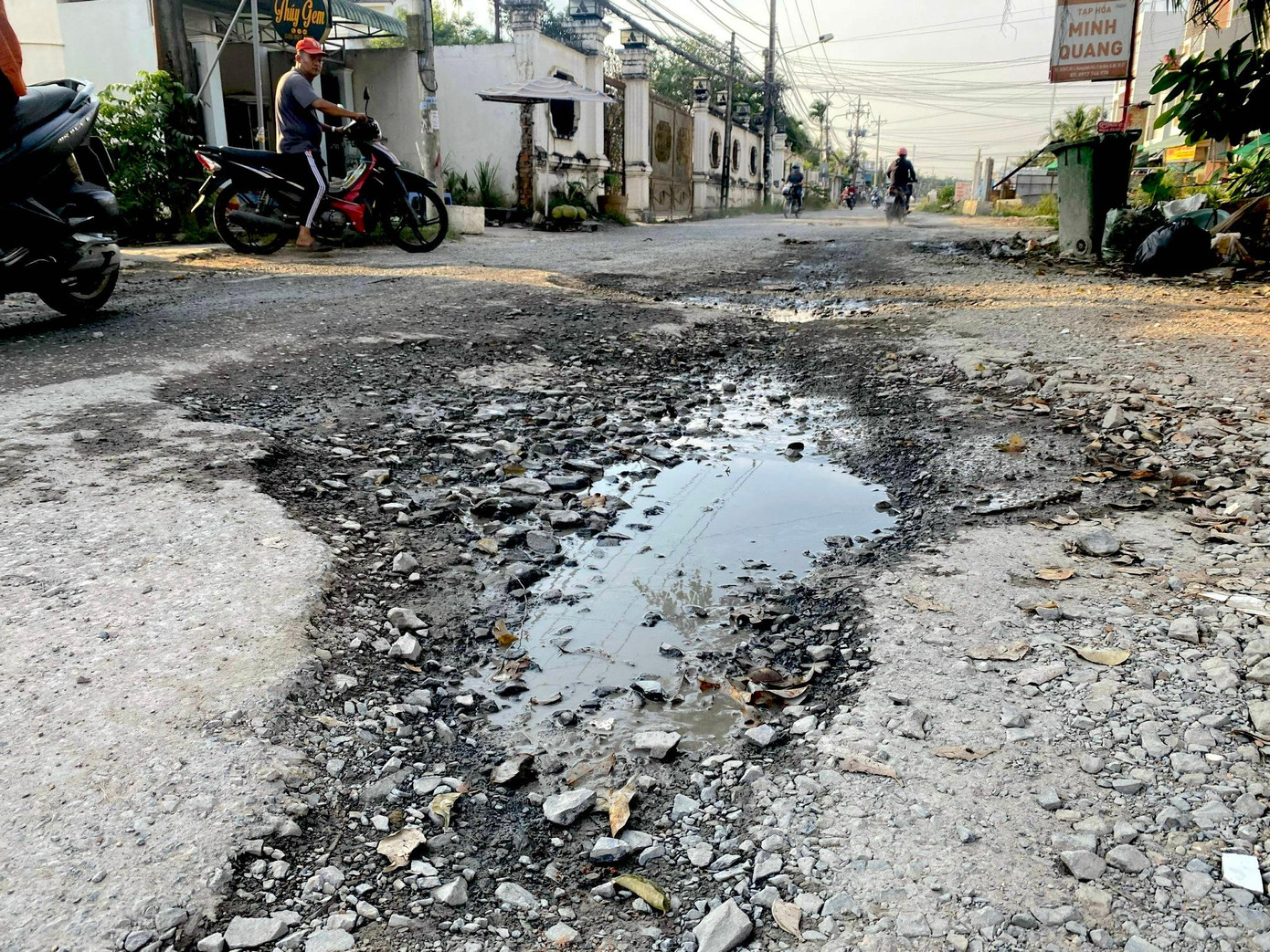 Mặt đường Hoàng Quốc Việt, quận Ninh Kiều bị bong tróc, gây nguy hiểm cho người tham gia giao thông.