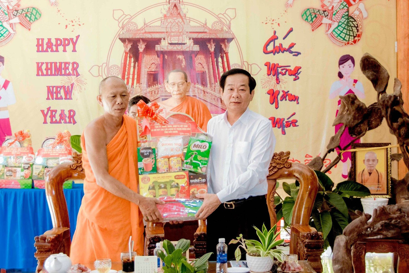 Bí thư Tỉnh ủy Kiên Giang Đỗ Thanh Bình trao quà cho chùa Cà Nhung. Bí thư Tỉnh ủy Kiên Giang Đỗ Thanh Bình trao quà cho chùa Cà Nhung.