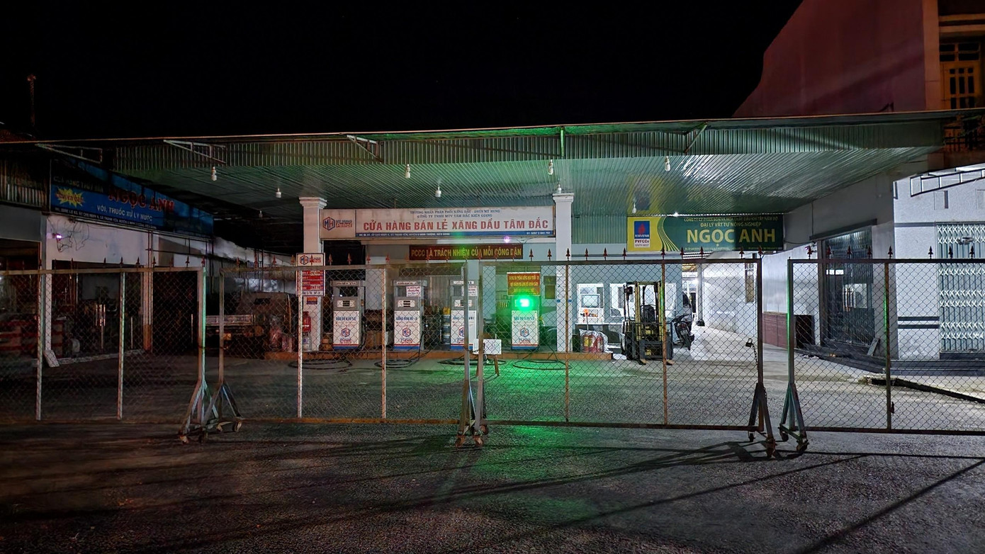 Một số cửa hàng xăng dầu trên địa bàn tỉnh Kiên Giang đóng cửa, treo bảng hết xăng. Ảnh chụp ngày 29/8.