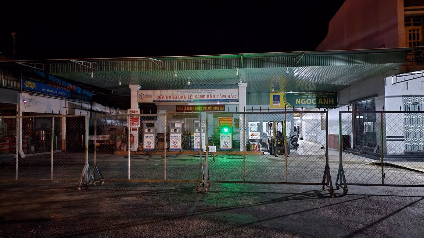 Một số cửa hàng xăng dầu trên địa bàn tỉnh Kiên Giang đóng cửa, treo bảng hết xăng. Ảnh chụp ngày 29/8. Một số cửa hàng xăng dầu trên địa bàn tỉnh Kiên Giang đóng cửa, treo bảng hết xăng. Ảnh chụp ngày 29/8.