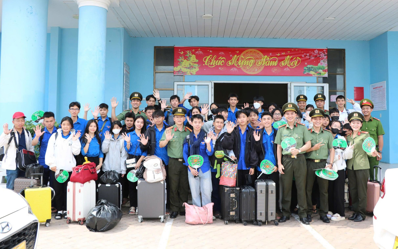 142 em học sinh đến từ các xã đảo Hòn Tre, Lại Sơn và An Sơn (huyện Kiên Hải) được Công an tỉnh Kiên Giang hỗ trợ về điểm đi.