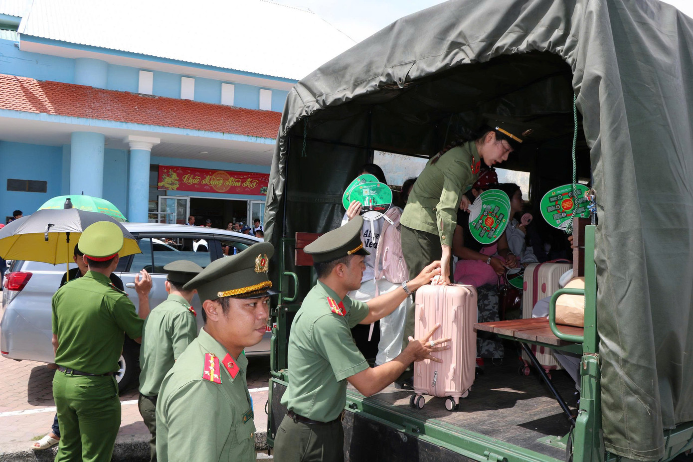 Các em thí sinh được Công an tỉnh Kiên Giang hỗ trợ đưa đón.