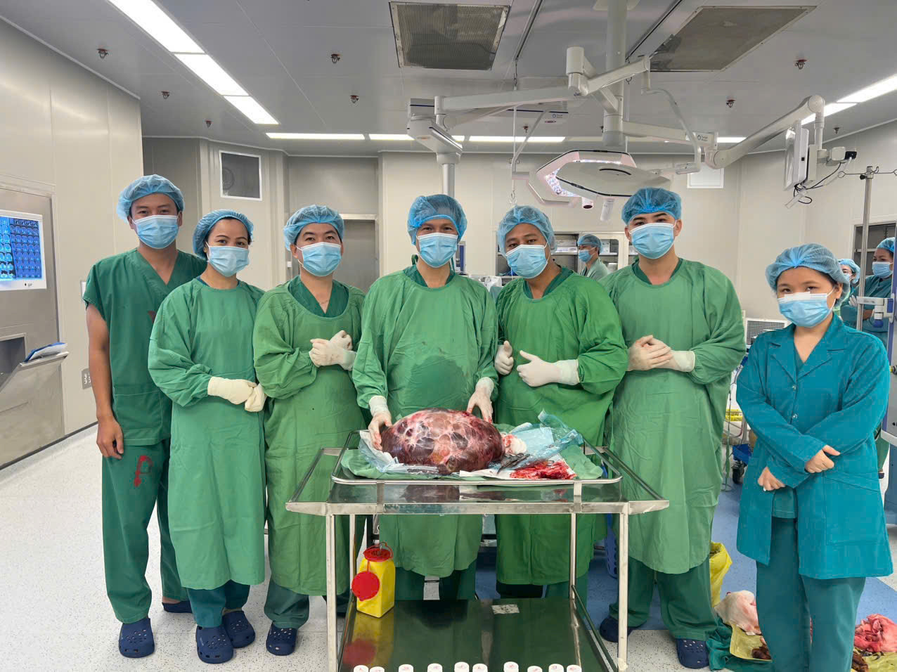 Các bác sĩ phẫu thuật thành công lấy khối u nặng 15kg ra khỏi cơ thể bệnh nhân. Các bác sĩ phẫu thuật thành công lấy khối u nặng 15kg ra khỏi cơ thể bệnh nhân.