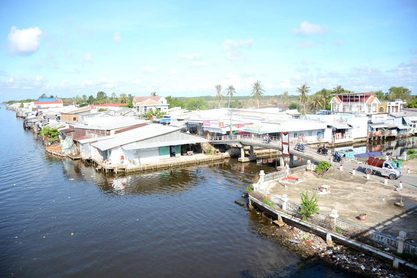 Một góc thị trấn Vĩnh Thuận, huyện Vĩnh Thuận, tỉnh Kiên Giang. Một góc thị trấn Vĩnh Thuận, huyện Vĩnh Thuận, tỉnh Kiên Giang.