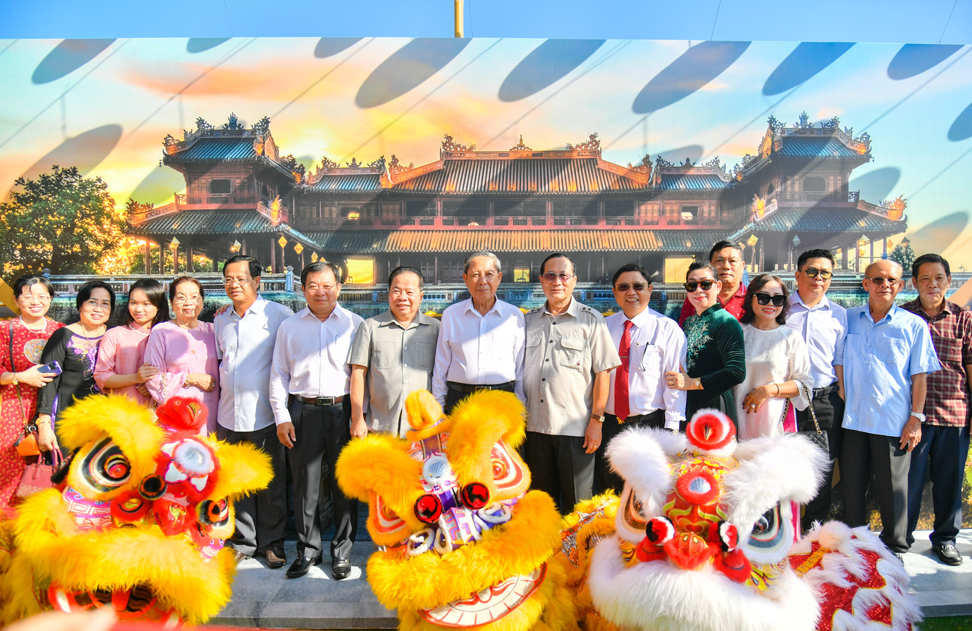 Lãnh đạo, nguyên lãnh đạo Tỉnh uỷ - UBND tỉnh cùng đại diện các sở, ngành dự lễ khai trương đường hoa xuân với chủ đề “Tinh hoa Tết Việt” tại khu đô thị Tây Bắc, TP. Rạch Giá.