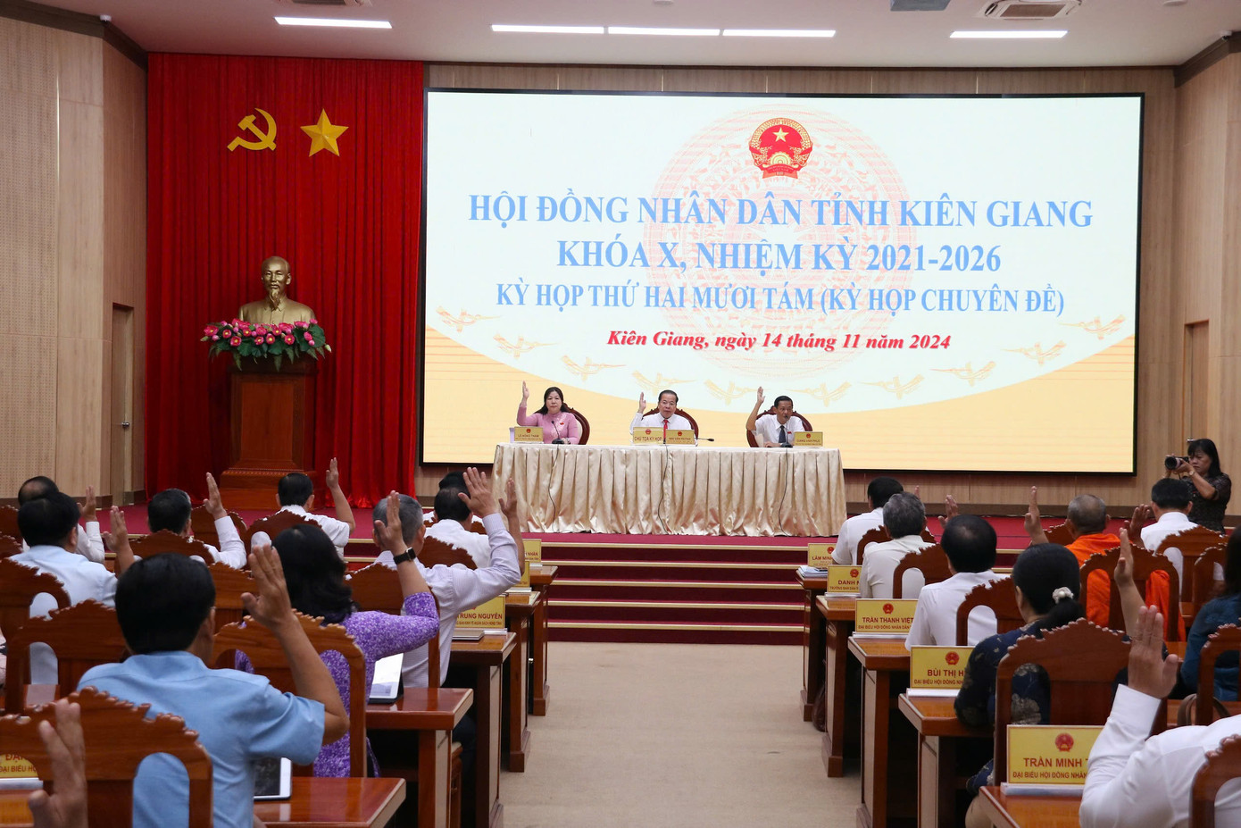 Các đại biểu biểu quyết thông qua một số nghị quyết tại kỳ họp. Các đại biểu biểu quyết thông qua một số nghị quyết tại kỳ họp.