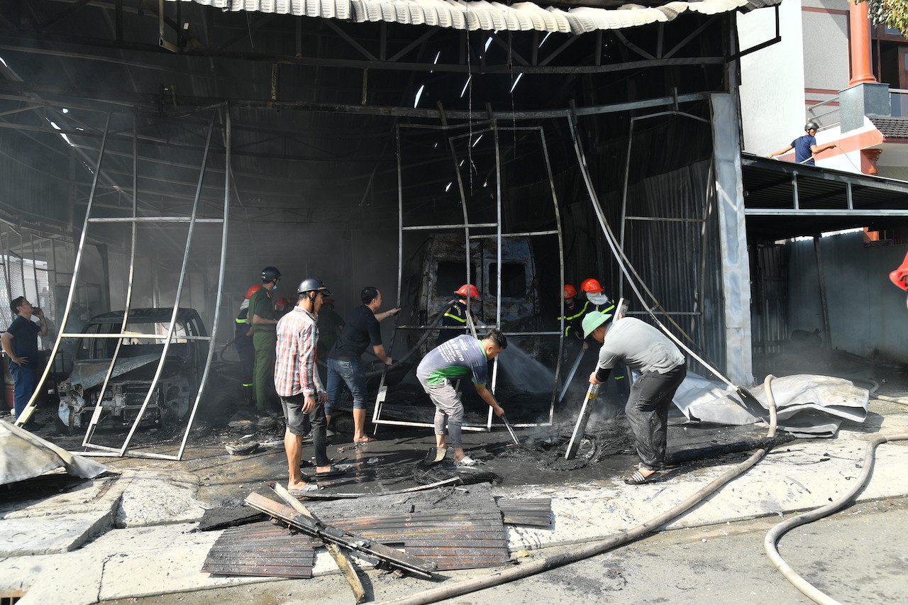 Xe ô tô bị thiêu rụi. Ảnh: Phương Vũ.