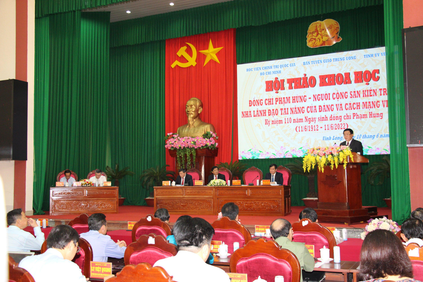 Quang cảnh hội thảo. Quang cảnh hội thảo.