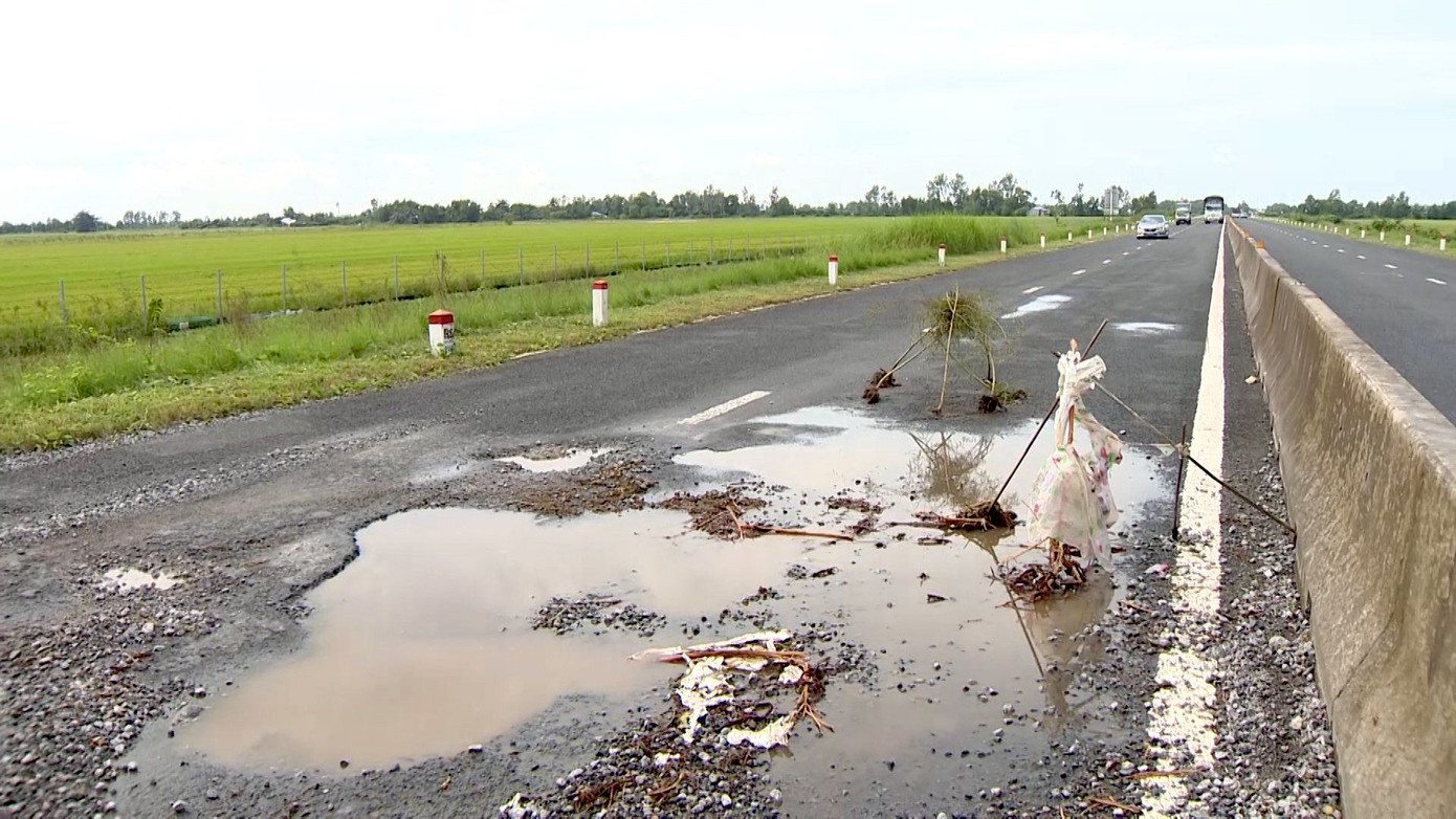Nhưng sau khi đưa vào khai thác chưa đầy 3 năm, tuyến đường này đã hư hỏng nghiêm trọng, buộc phải nâng cấp.