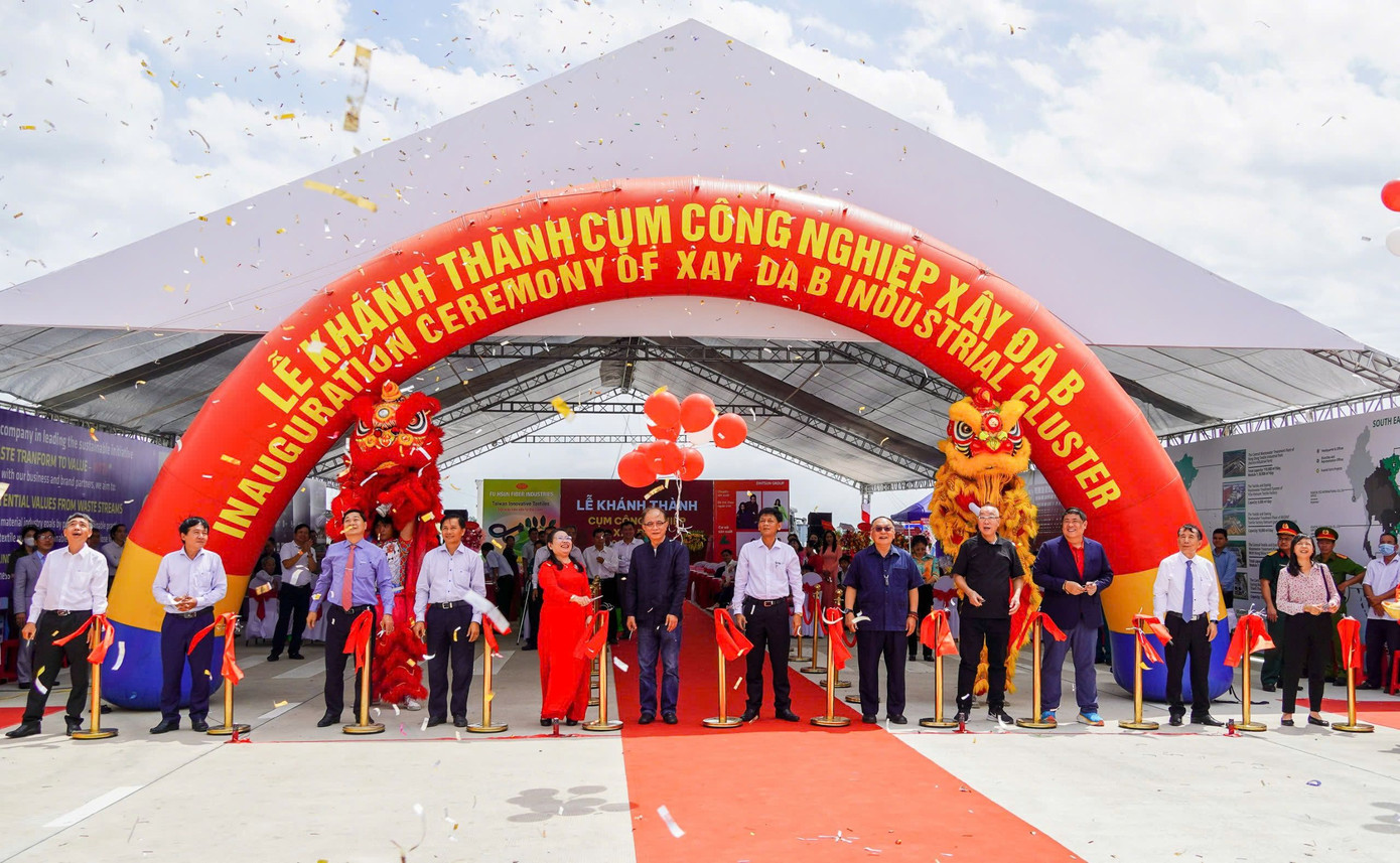 Các đại biểu thực hiện nghi thức cắt băng khánh thành cụm công nghiệp Xây Đá B (xã Hồ Đắc Kiện, huyện Châu Thành, tỉnh Sóc Trăng).