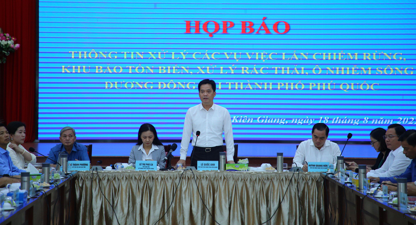 Ông Lê Quốc Anh, Phó Chủ tịch UBND tỉnh Kiên Giang, Tổ trưởng Tổ công tác đặc biệt chủ trì họp báo. Ông Lê Quốc Anh, Phó Chủ tịch UBND tỉnh Kiên Giang, Tổ trưởng Tổ công tác đặc biệt chủ trì họp báo.