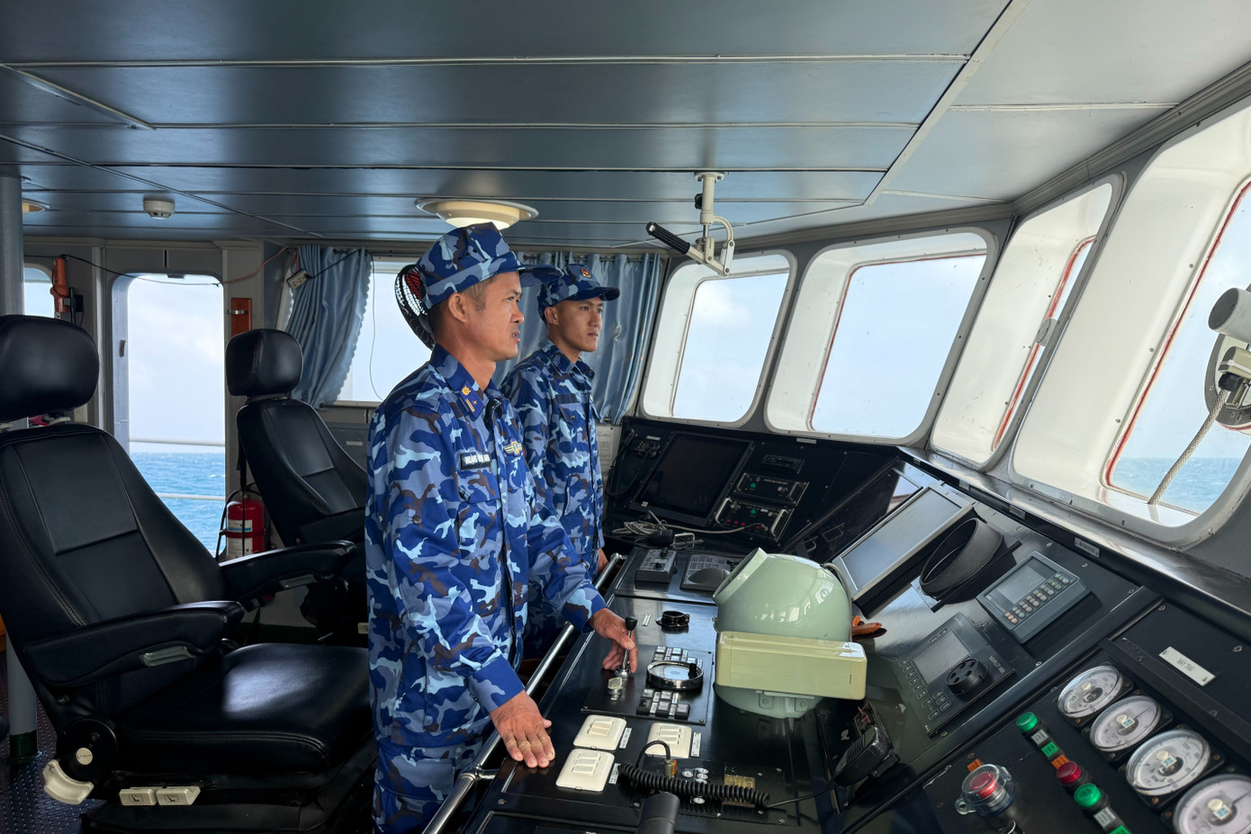 Thiếu tá CN Hoàng Đình Anh, Nhân viên Hàng hải, Tàu CSB4035 Hải đội 422, Hải đoàn 42 đang thực hiện nhiệm vụ lái tàu. Thiếu tá CN Hoàng Đình Anh, Nhân viên Hàng hải, Tàu CSB4035 Hải đội 422, Hải đoàn 42 đang thực hiện nhiệm vụ lái tàu.