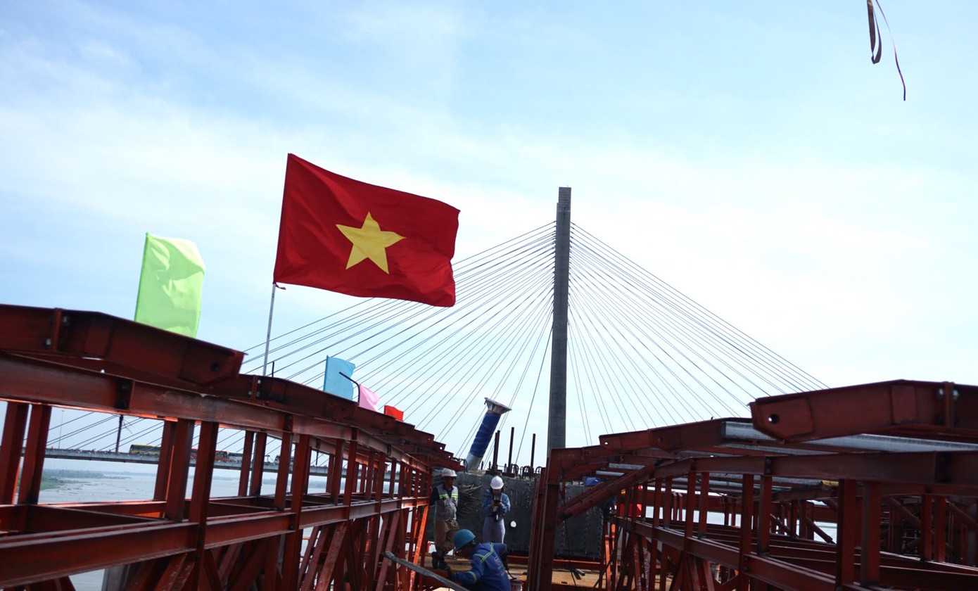 Cầu Mỹ Thuận 2 chạy song song và cách 350m so với cầu Mỹ Thuận hiện hữu (tuyến Quốc lộ 1) về phía thượng lưu sông Tiền. Phần cầu chính dài hơn 1,9km, với nhịp dây văng, thiết kế 6 làn xe, vận tốc xe lưu thông 80km/h; phần đường dẫn 2 đầu cầu tổng chiều dài hơn 4,7km, giai đoạn 1 thiết kế 4 làn xe, giai đoạn 2 mở rộng 6 làn xe, vận tốc thiết kế 100km/h. Sau khi hoàn thành sẽ thông tuyến cao tốc từ TP.HCM đi Cần Thơ, rút ngắn thời gian cho các phương tiện lưu thông.