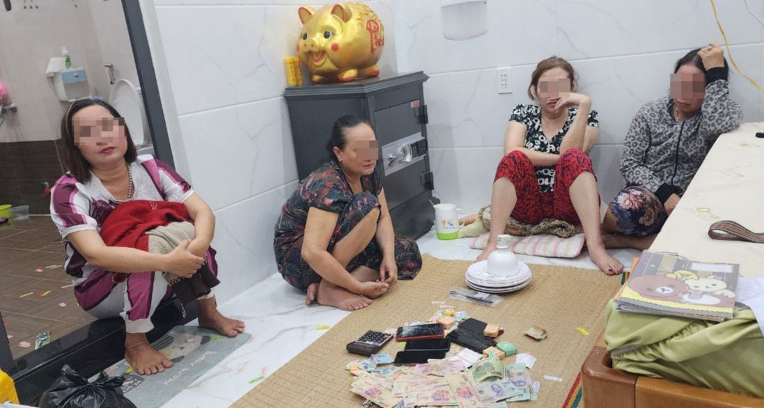 Bốn "quý bà" bị bắt quả tang tại chiếu bạc.