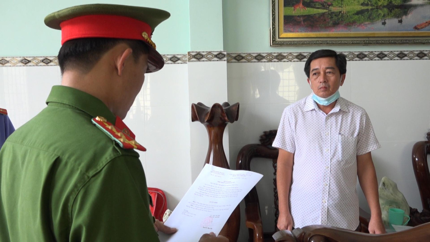 Cơ quan CSĐT Công an tỉnh Cà Mau tống đạt quyết định khởi tố, bắt tạm giam ông Lê Ngọc Định. Cơ quan CSĐT Công an tỉnh Cà Mau tống đạt quyết định khởi tố, bắt tạm giam ông Lê Ngọc Định.