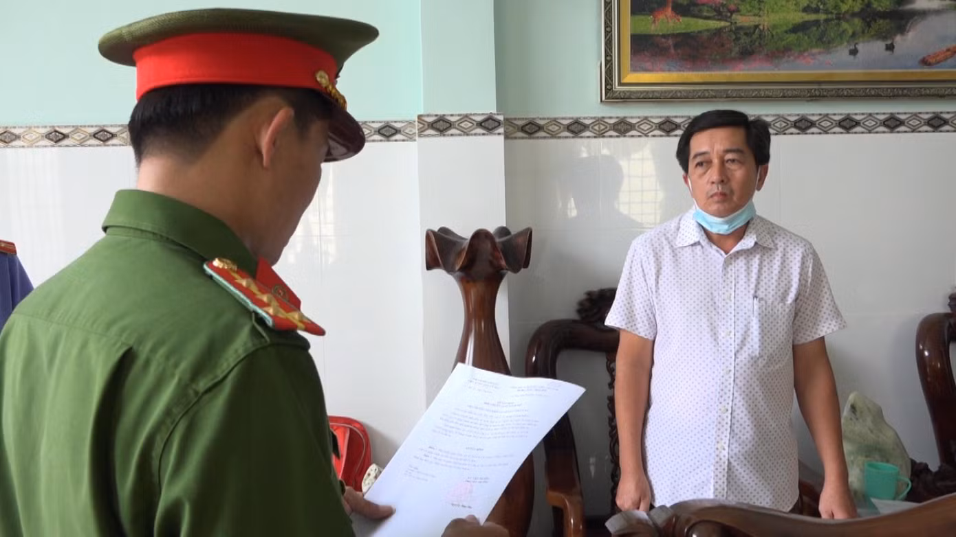 Cơ quan CSĐT Công an tỉnh Cà Mau tống đạt quyết định khởi tố, bắt tạm giam ông Lê Ngọc Định. Cơ quan CSĐT Công an tỉnh Cà Mau tống đạt quyết định khởi tố, bắt tạm giam ông Lê Ngọc Định.