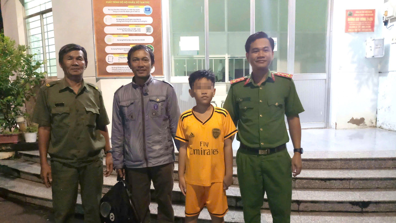 Lực lượng công an bàn giao bé V. về cho gia đình. Ảnh: CACC. Lực lượng công an bàn giao bé V. về cho gia đình. Ảnh: CACC.