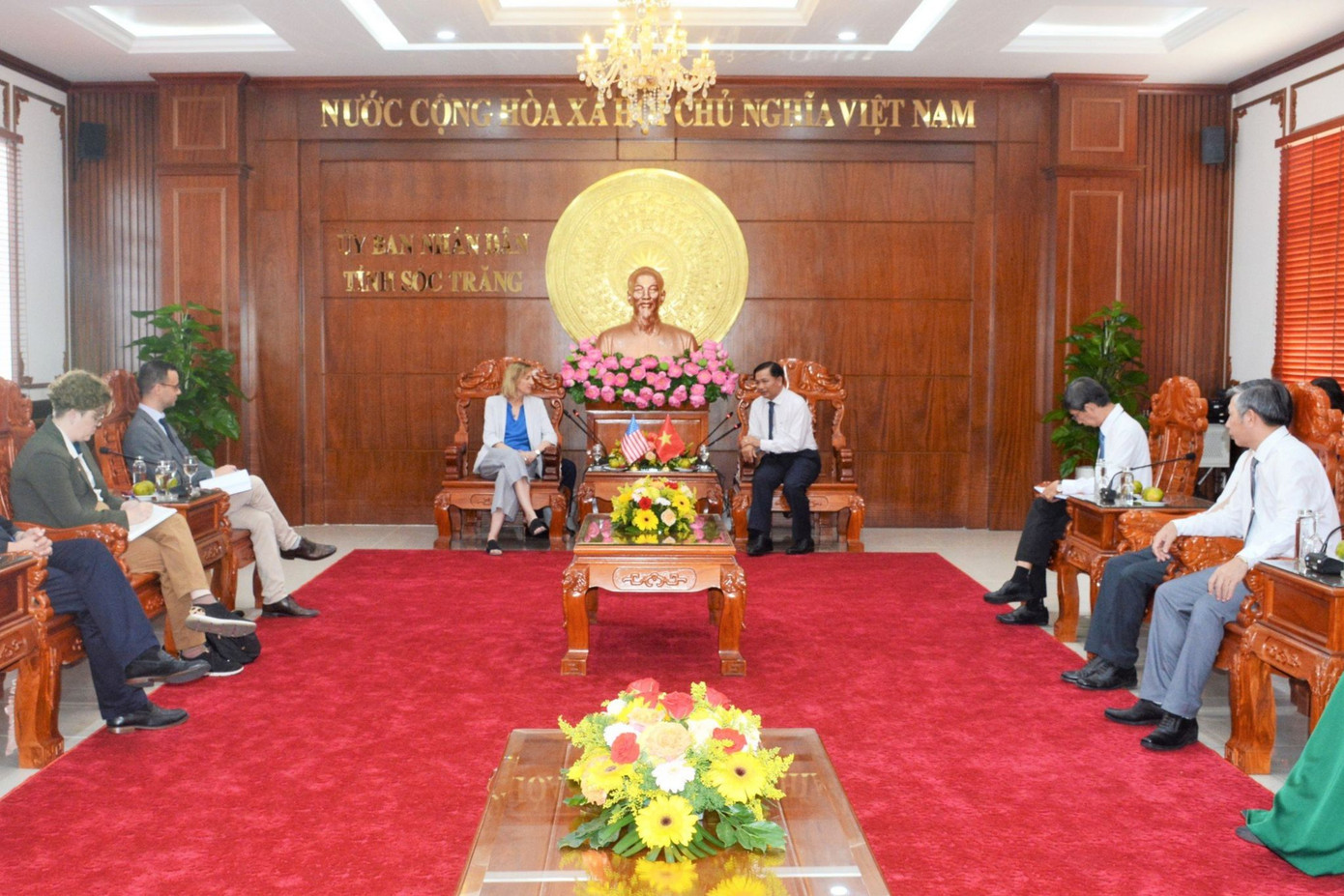 Ông Trần Văn Lâu - Chủ tịch UBND tỉnh Sóc Trăng, tiếp bà Susan Burns - Tổng lãnh sự Mỹ tại TPHCM.