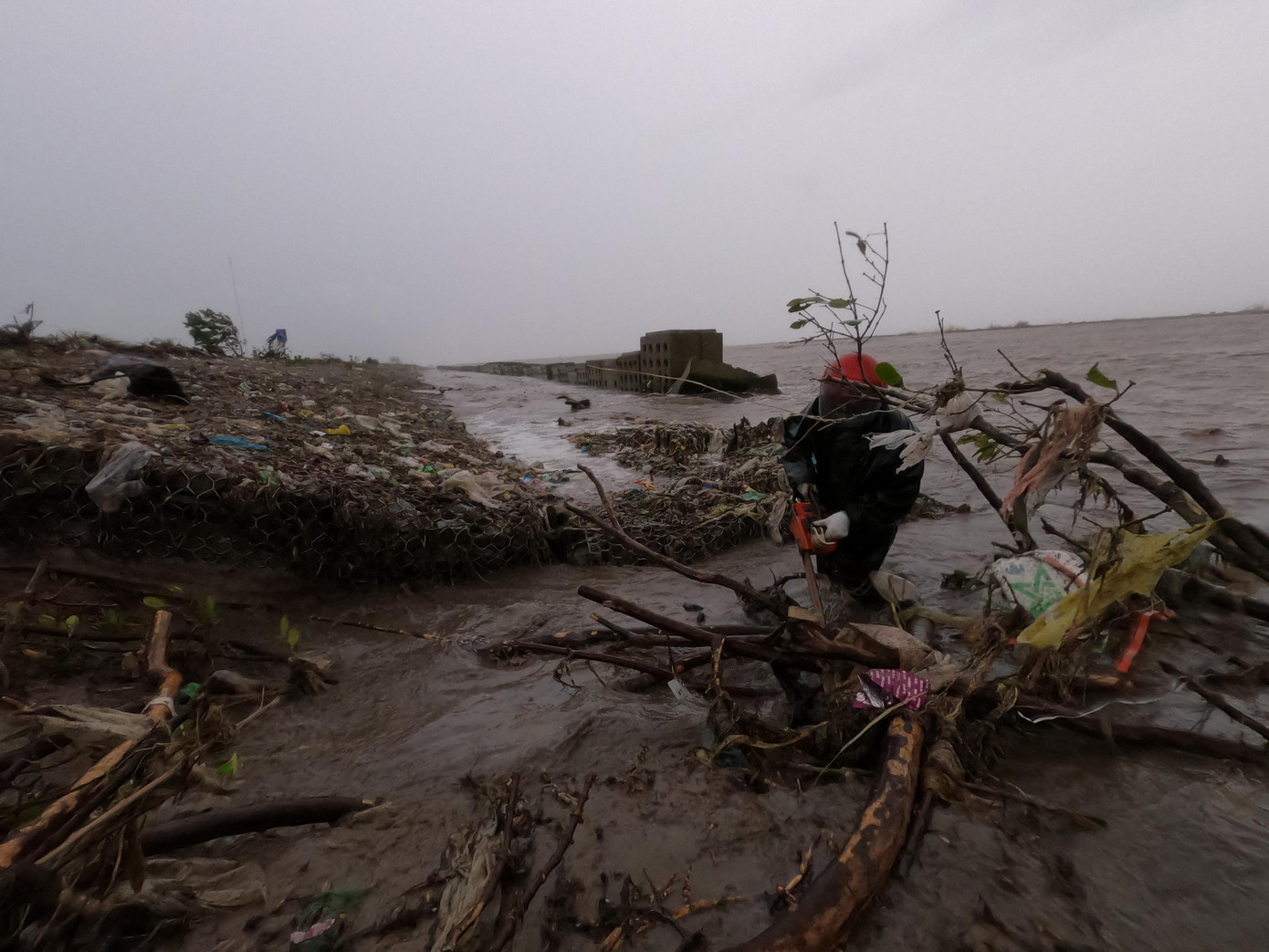 Theo Phòng NN&amp;PTNN huyện Trần Văn Thời, tỉnh Cà Mau, qua số liệu cập nhật lúc 14 giờ ngày 12/7, số hộ dân bị ảnh hưởng do triều cường dâng cao là 251 hộ, ước thiệt hại gần 2 tỷ đồng.