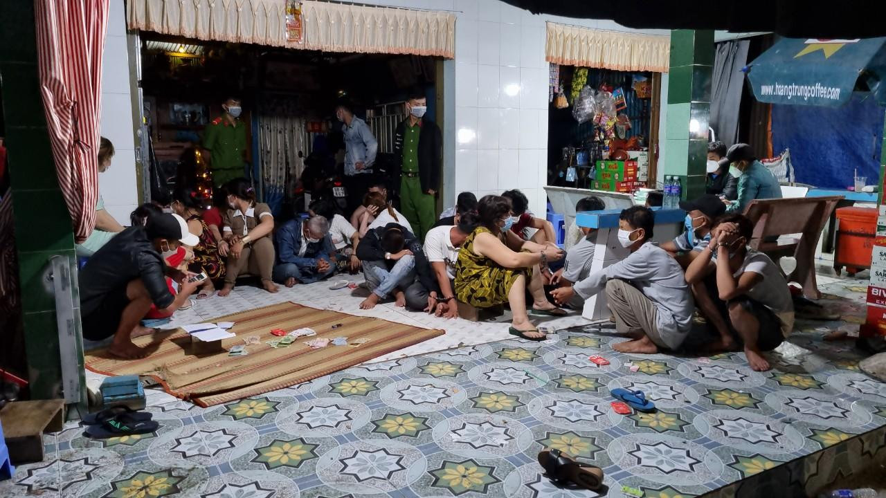 Công an bắt quả tang tụ điểm đánh bạc vào rạng sáng mùng 3 Tết Nguyên đán. Công an bắt quả tang tụ điểm đánh bạc vào rạng sáng mùng 3 Tết Nguyên đán.