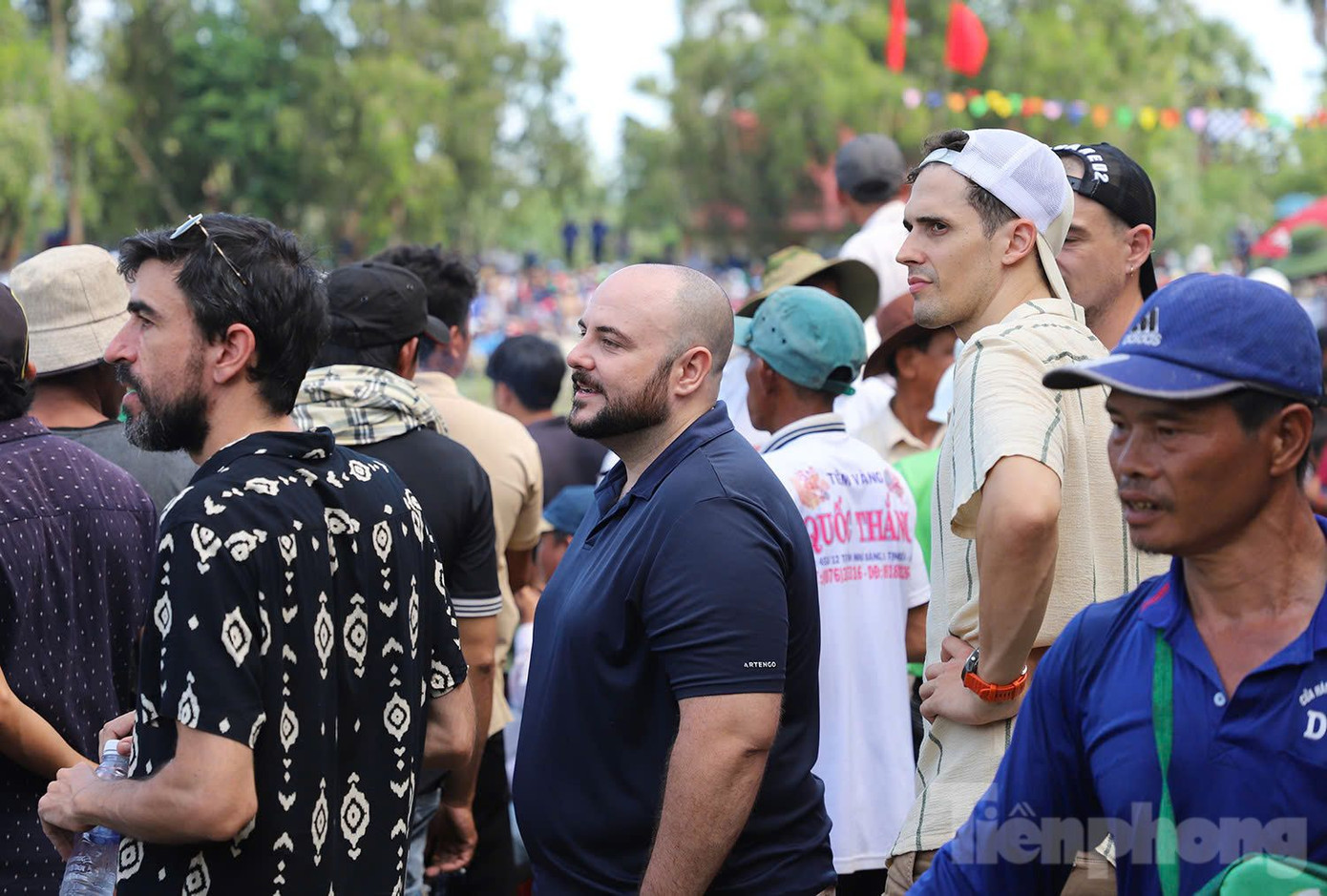 Hội đua bò Bảy Núi ở An Giang thu hút du khách nước ngoài đến xem và cổ vũ. Ảnh: Nhật Huy.